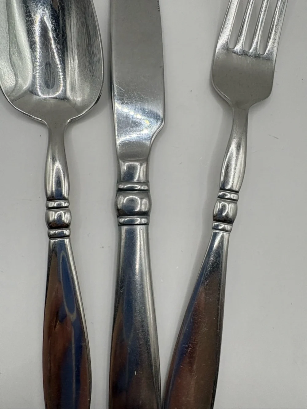 Oneida Easton 17 Piece Fine Flatware Set Service for 4‎
